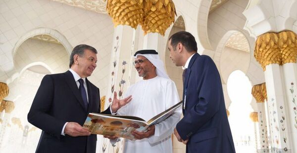 Президент Шавкат Мирзиёев посетил мемориал Вахат аль-Карама - Sputnik Узбекистан