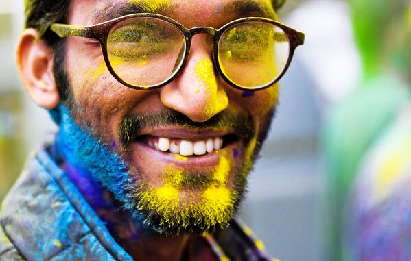 Участник фестиваля красок Холи-Мела в Центре индийской культуры в Москве - Sputnik Ўзбекистон