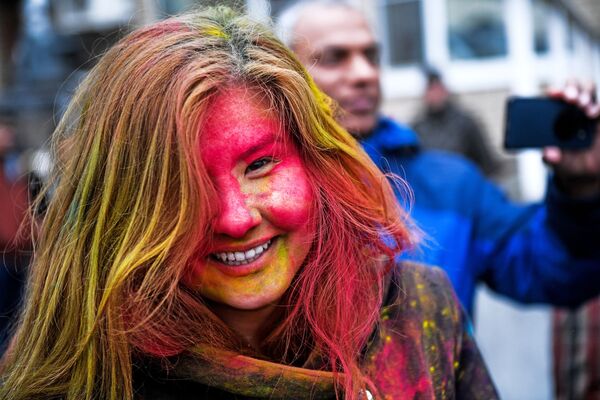 Участница фестиваля красок Холи-Мела в Центре индийской культуры в Москве - Sputnik Ўзбекистон