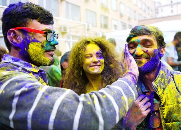 Участники фестиваля красок Холи-Мела в Центре индийской культуры в Москве - Sputnik Узбекистан
