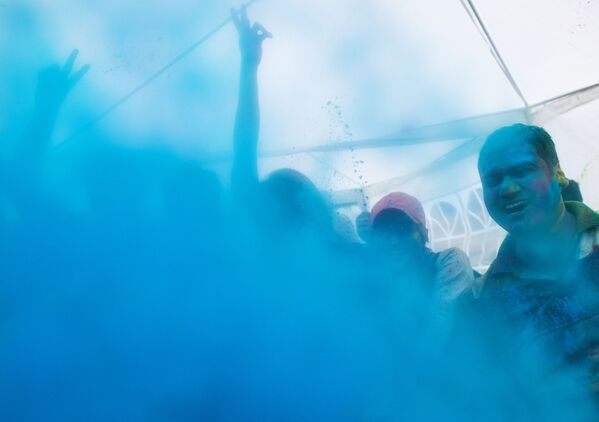 Участники фестиваля красок Холи-Мела в Центре индийской культуры в Москве - Sputnik Ўзбекистон