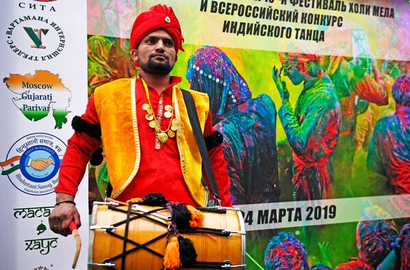 Uchastnik festivalya krasok Xoli-Mela v Sentre indiyskoy kulturi v Moskve - Sputnik O‘zbekiston