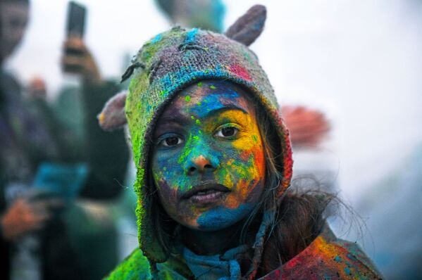 Участница фестиваля красок Холи-Мела в Центре индийской культуры в Москве - Sputnik Ўзбекистон