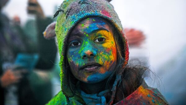 Участница фестиваля красок Холи-Мела в Центре индийской культуры в Москве - Sputnik Узбекистан