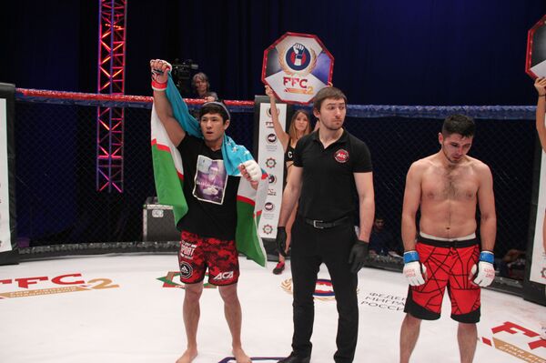 Узбекский боец победил на турнире среди мигрантов в Москве - Sputnik Узбекистан