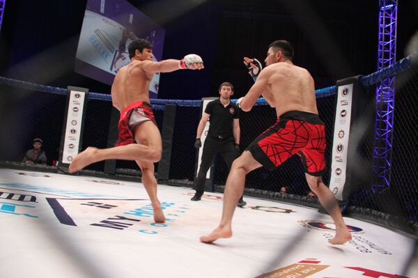 Узбекский боец победил на турнире среди мигрантов в Москве - Sputnik Узбекистан