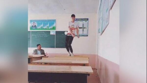 Ученик станцевал на парте на глазах у преподавателя - Sputnik Узбекистан