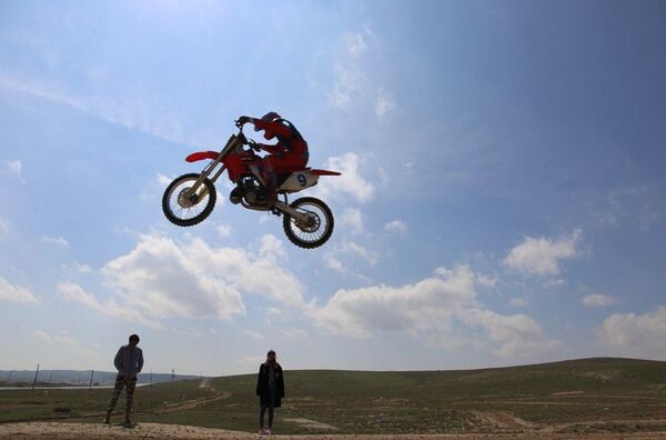 Ярко и зрелищно: в Навои прошел чемпионат Узбекистана по мотокроссу - Sputnik Узбекистан