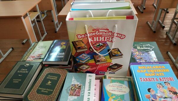 Министр народного образования Узбекистана Шерзод Шерматов подарил книги школе №22 - Sputnik Узбекистан