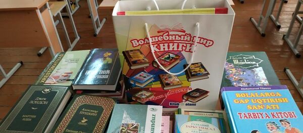 Министр народного образования Узбекистана Шерзод Шерматов подарил книги школе №22 Министр народного образования Узбекистана Шерзод Шерматов подарил книги школе №22 - Sputnik Узбекистан