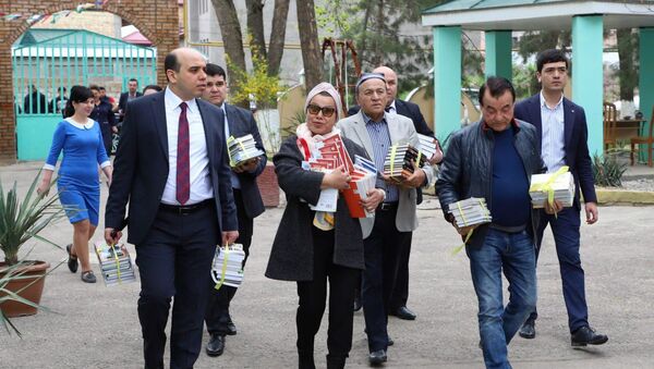 Звезды узбекской эстрады подарили книги в школы Ташкента - Sputnik Узбекистан