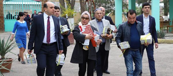 Звезды узбекской эстрады подарили книги в школы Ташкента - Sputnik Узбекистан