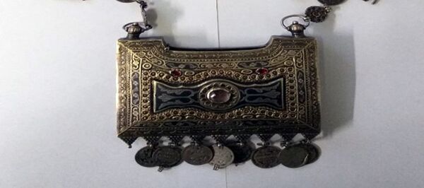 Женское украшение, предназначенное для переноски и ношения любовных посланий, было изъято при досмотре Женское украшение, предназначенное для переноски и ношения любовных посланий, было изъято при досмотре - Sputnik Ўзбекистон