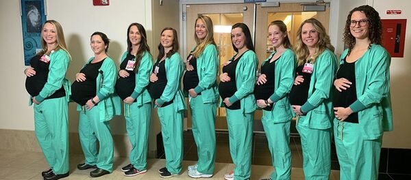 Медсестры родильного отделения больницы в Портленде, США - Sputnik Ўзбекистон