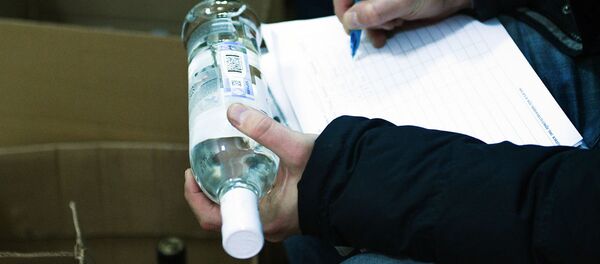 Опись контрафактного алкоголя Опись контрафактного алкоголя - Sputnik Узбекистан