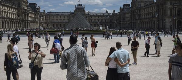 Proxojie u steklyannoy piramidi Luvra vo dvore Napoleona v Parije Proxojie u steklyannoy piramidi Luvra vo dvore Napoleona v Parije - Sputnik O‘zbekiston