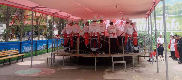 В Central Park готовят благотворительный сумаляк весом 7 тонн - Sputnik Узбекистан