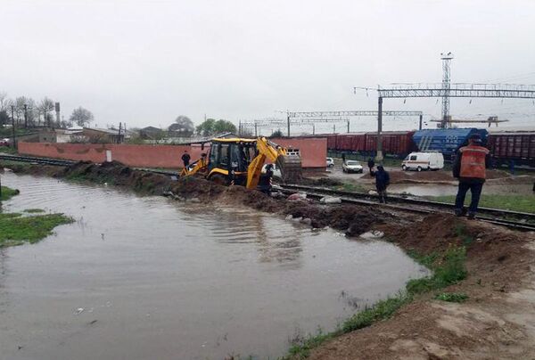 Воды по колено: улицы Самарканда затопило после сильных дождей Воды по колено: улицы Самарканда затопило после сильных дождей - Sputnik Узбекистан