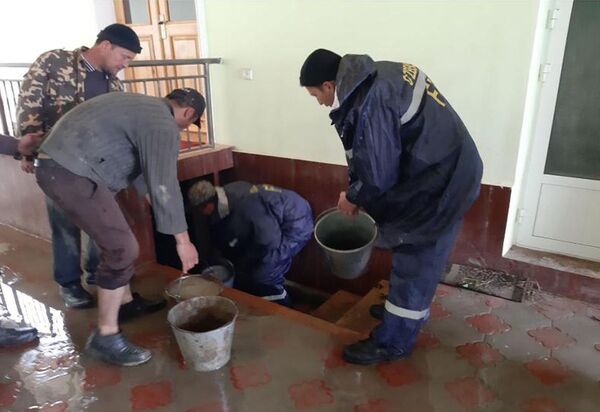 Воды по колено: улицы Самарканда затопило после сильных дождей Воды по колено: улицы Самарканда затопило после сильных дождей - Sputnik Узбекистан
