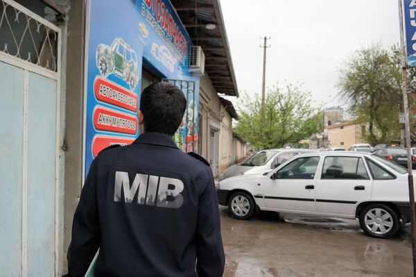 Кулаки борцов, шантаж младенцем и сравнение с гестапо: будни инспектора БПИ - Sputnik Узбекистан