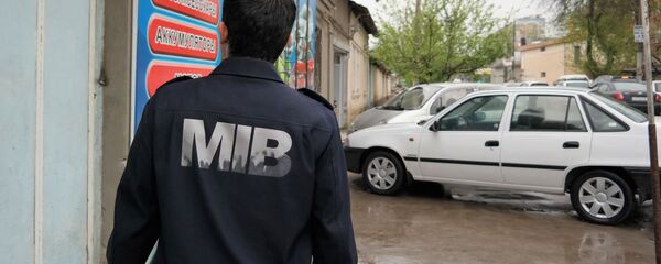 Сотрудник Бюро принудительного исполнения обходит должников Сотрудник Бюро принудительного исполнения обходит должников - Sputnik Ўзбекистон