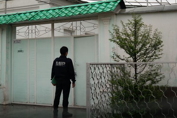 Кулаки борцов, шантаж младенцем и сравнение с гестапо: будни инспектора БПИ - Sputnik Узбекистан