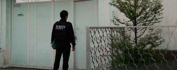 Sotrudnik Buro prinuditelnogo ispolneniya proizvodit obxod adresov doljnikov - Sputnik O‘zbekiston