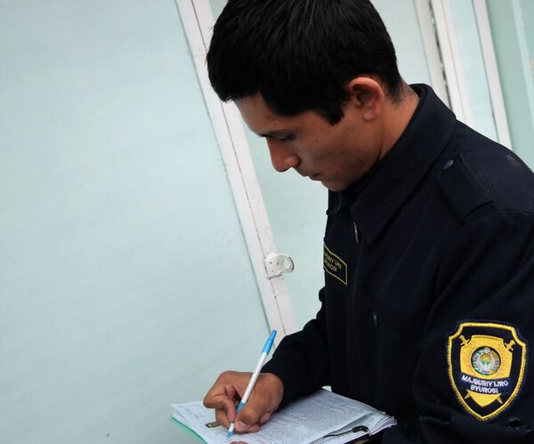 Кулаки борцов, шантаж младенцем и сравнение с гестапо: будни инспектора БПИ - Sputnik Узбекистан