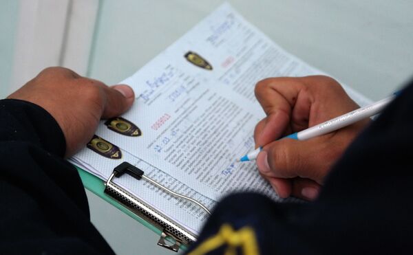 Кулаки борцов, шантаж младенцем и сравнение с гестапо: будни инспектора БПИ - Sputnik Узбекистан