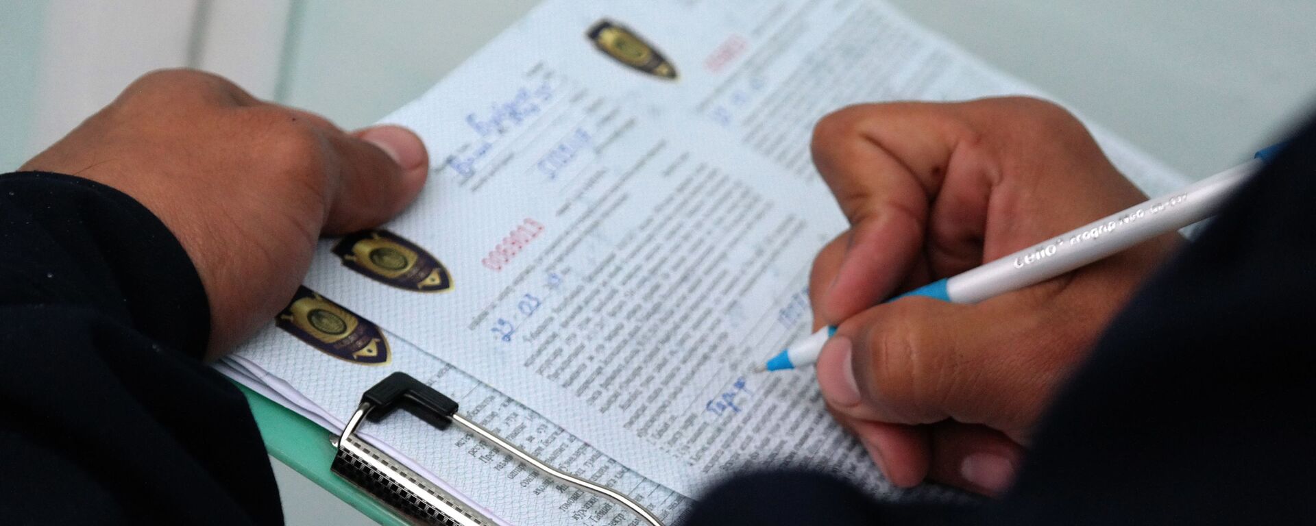 Sotrudnik Buro prinuditelnogo ispolneniya zapolnyayet dokumenti - Sputnik O‘zbekiston, 1920, 21.01.2021