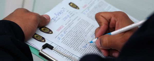 Sotrudnik Buro prinuditelnogo ispolneniya zapolnyayet dokumenti - Sputnik O‘zbekiston