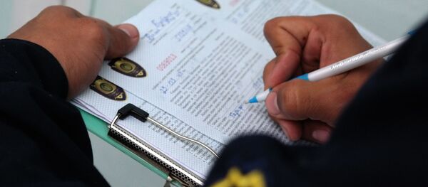 Сотрудник Бюро принудительного исполнения заполняет документы - Sputnik Ўзбекистон