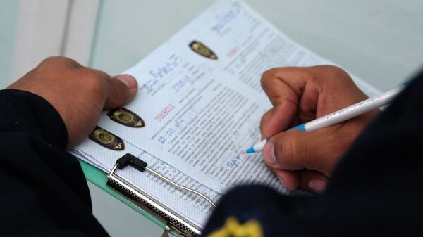 Сотрудник Бюро принудительного исполнения заполняет документы - Sputnik Ўзбекистон