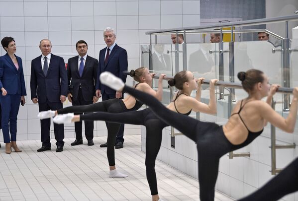 Президент РФ В. Путин посетил Олимпийский центр синхронного плавания А.Давыдовой - Sputnik Узбекистан