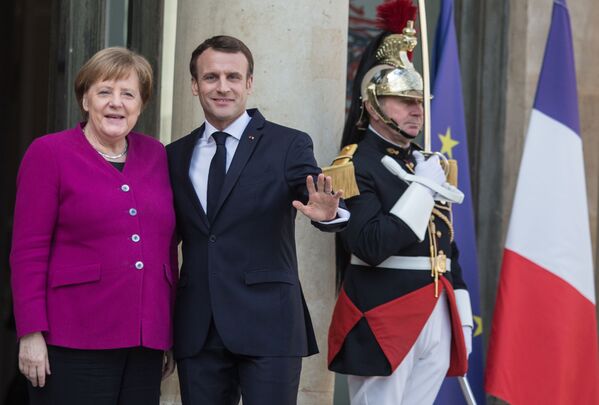 Федеральный канцлер Германии Ангела Меркель и президент Франции Эммануэль Макрон во время встречи лидеров стран ЕС и Китая в Елисейском дворце в Париже - Sputnik Узбекистан