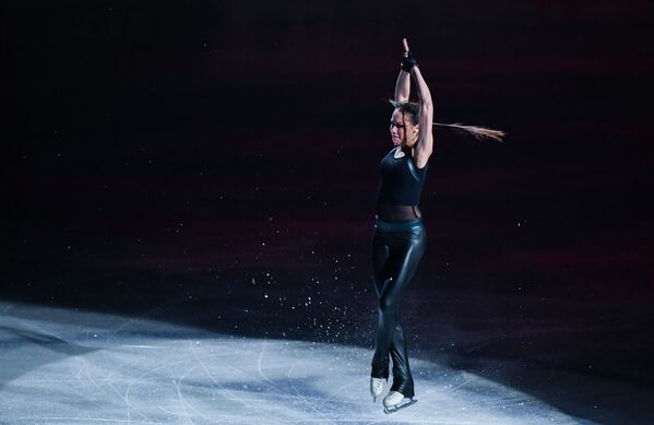 Россиянка Алина Загитова во время показательных выступлениях на чемпионате мира по фигурному катанию в Сайтаме - Sputnik Узбекистан
