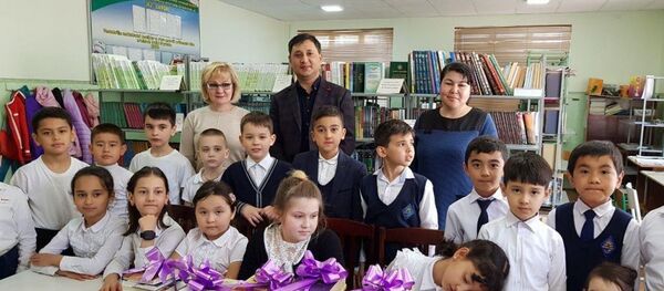 Руководители АО Узбекнефтегаз передали в библиотечный фонд 330 общеобразовательных школ страны свыше 17 тысяч книг - Sputnik Узбекистан