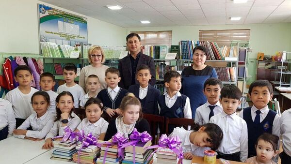 Руководители АО Узбекнефтегаз передали в библиотечный фонд 330 общеобразовательных школ страны свыше 17 тысяч книг - Sputnik Узбекистан