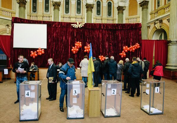 Жители Харькова на одном из избирательных участков города во время голосования на президентских выборах на Украине - Sputnik Узбекистан