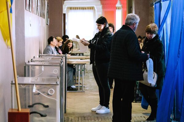 Жители Харькова на одном из избирательных участков города во время голосования на президентских выборах на Украине - Sputnik Узбекистан