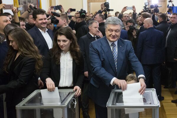 Действующий президент Украины Петр Порошенко с дочерьми на избирательном участке в Киеве во время голосования на президентских выборах - Sputnik Узбекистан