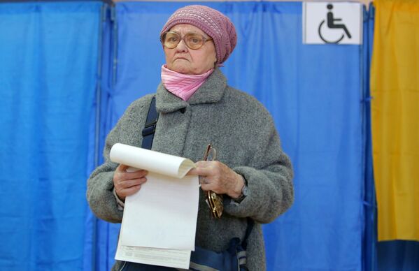 Пожилая женщина во время голосования на выборах президента Украины на одном из избирательных участков Киева - Sputnik Узбекистан