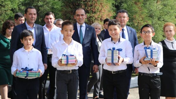 Филиал Университета Губкина в Ташкенте передал более 150 экземпляров учебников школам города  - Sputnik Узбекистан