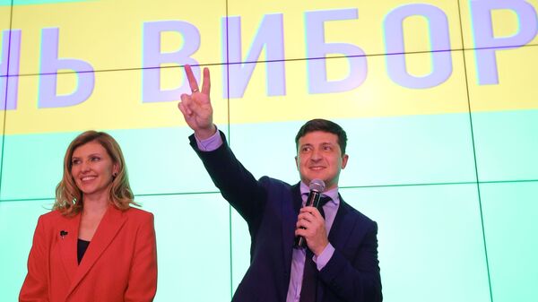 Kandidat v prezidenti Ukraini Vladimir Zelenskiy s suprugoy Yelenoy v svoyem izbiratelnom shtabe v Kiyeve - Sputnik O‘zbekiston