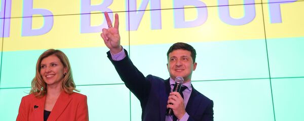 Кандидат в президенты Украины Владимир Зеленский с супругой Еленой в своем избирательном штабе в Киеве Кандидат в президенты Украины Владимир Зеленский с супругой Еленой в своем избирательном штабе в Киеве - Sputnik Ўзбекистон
