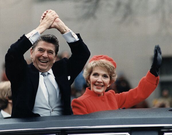 Рональд Рейган с супругой Нэнси во время инаугурационного парада в Вашингтоне, 1981 год - Sputnik Узбекистан