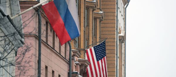 Флаг США на здании посольства на Новинском бульваре Флаг США на здании посольства на Новинском бульваре - Sputnik Ўзбекистон