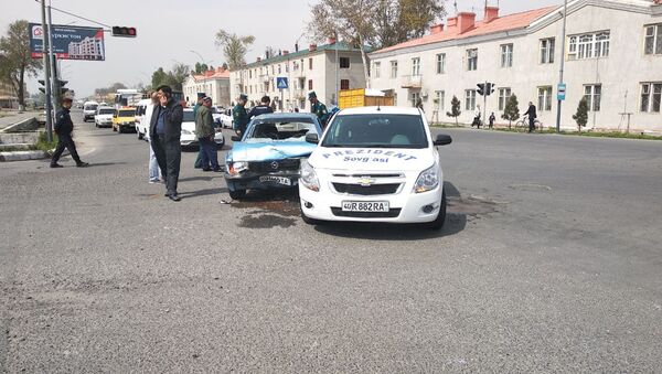 В Коканде попал в ДТП автомобиль, подаренный президентом страны отцу тройняшек - Sputnik Узбекистан