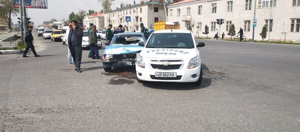 В Коканде попал в ДТП автомобиль, подаренный президентом страны отцу тройняшек - Sputnik Узбекистан