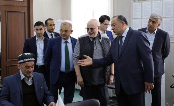 Путин маслаҳатчиси Самарқанддаги Халқ қабулхонаси билан танишди Путин маслаҳатчиси Самарқанддаги Халқ қабулхонаси билан танишди - Sputnik Ўзбекистон